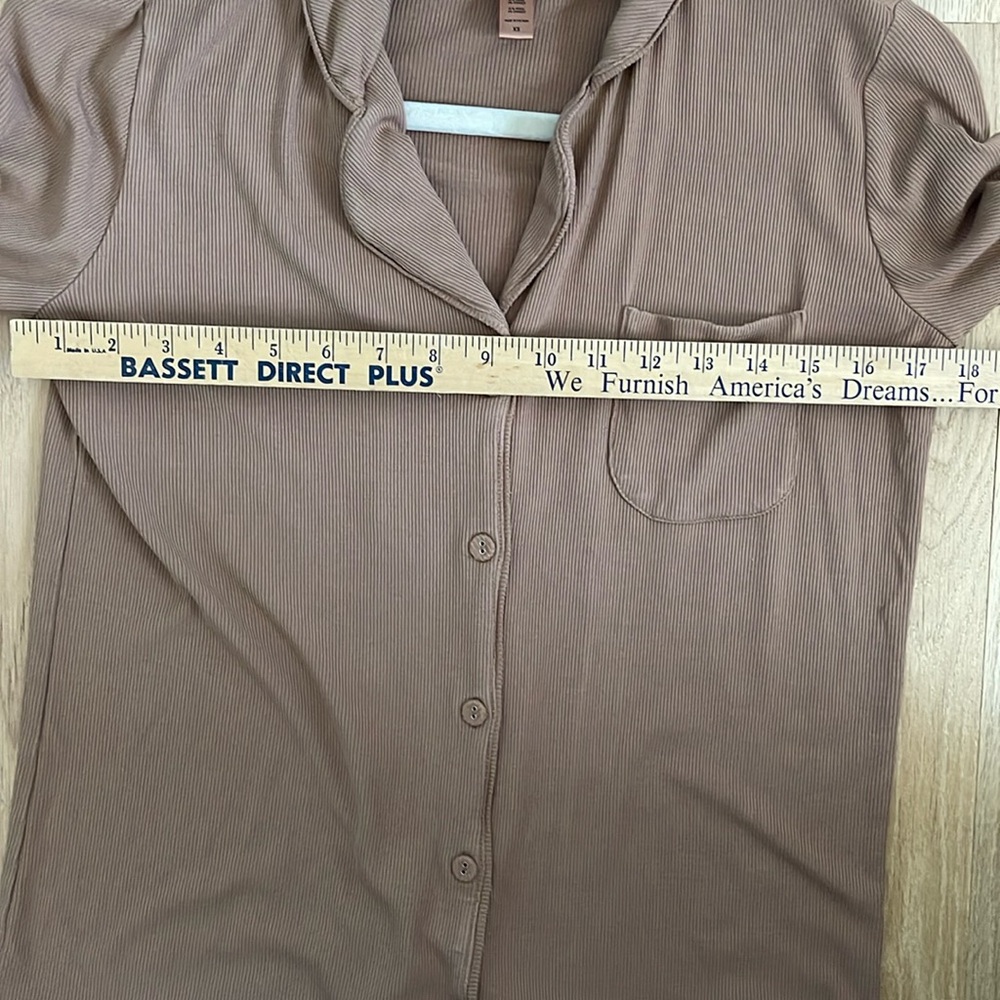 SKIMS Ribbed Lounge L/S Top - Picture 9 of 11